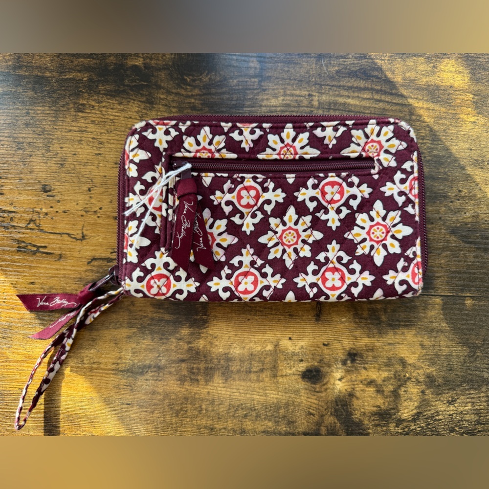 NWOT Vera Bradley large “Medallion” zip around wallet - Picture 2 of 3
